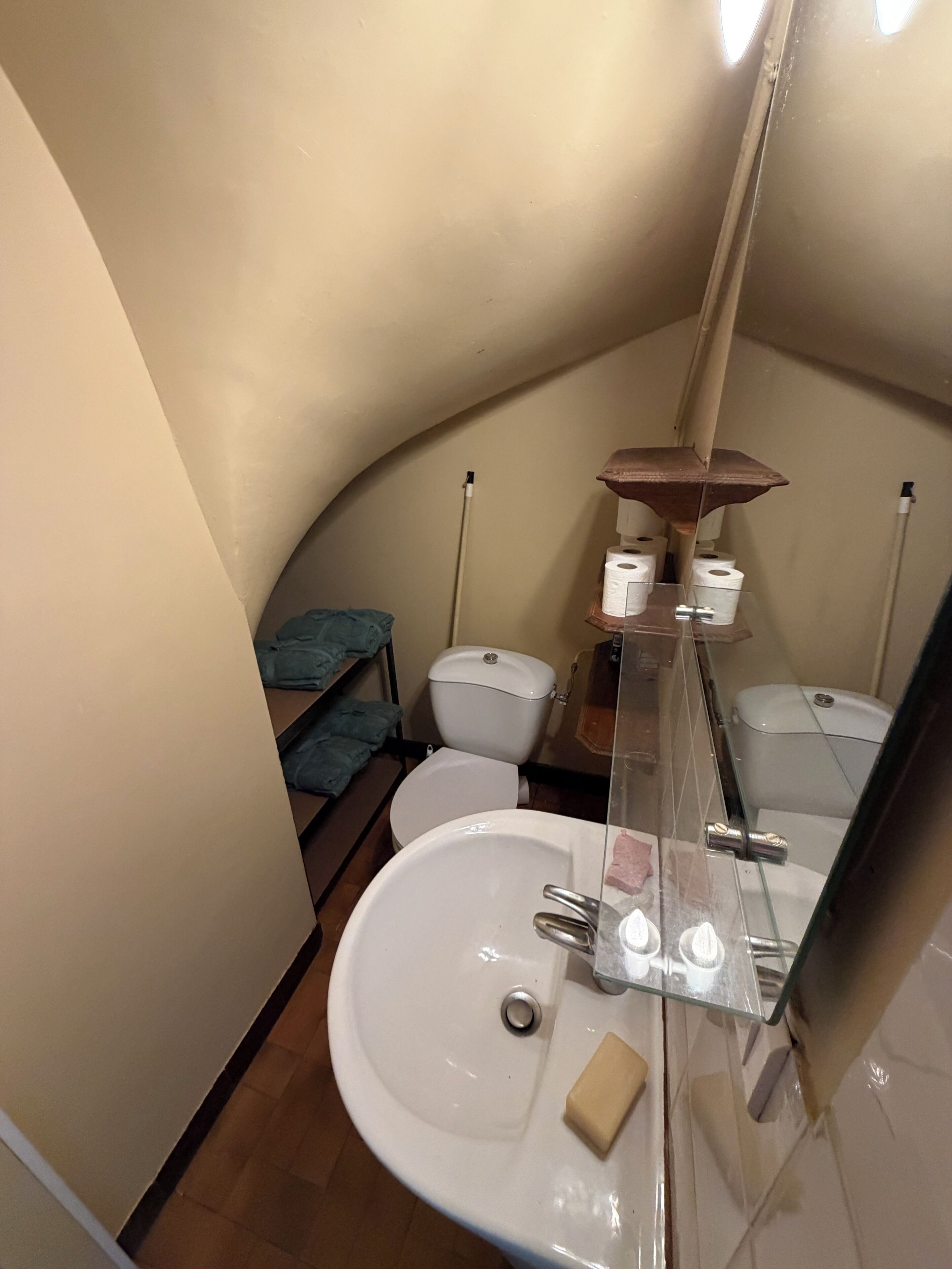 Chuveiro, toalhas de banho, papel higiênico 