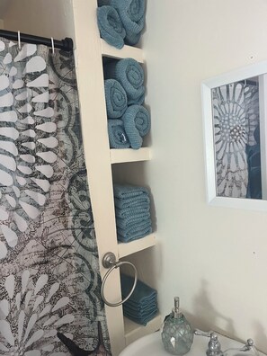 Haartrockner, Handtücher, Seife, Toilettenpapier