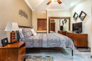 A bedroom with a bed, bedside tables, a TV, and a wardrobe. - Fully Renovated 1br/1ba Clean Modern Ocean View Condo (Puerto Peñasco)