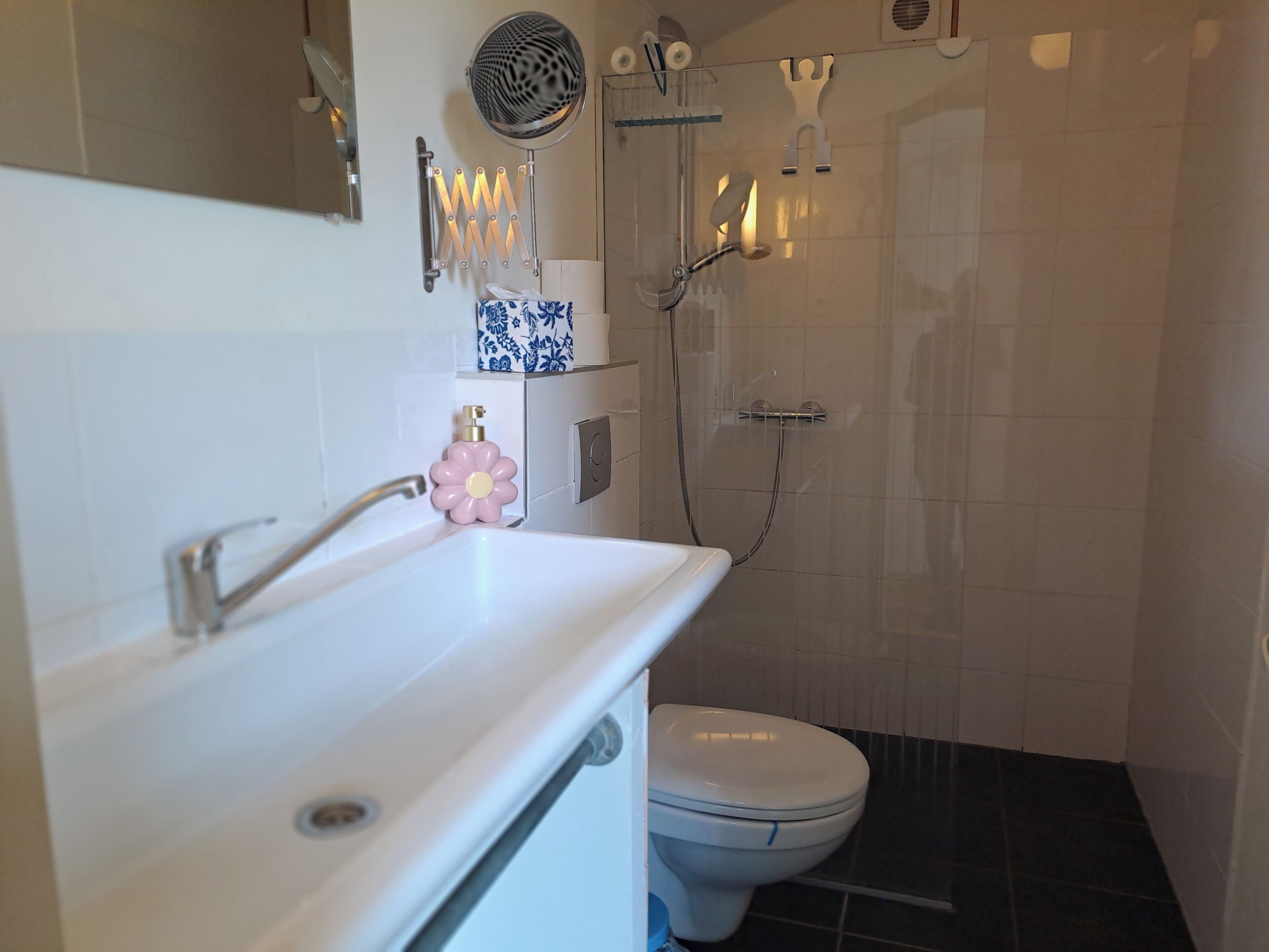 Douche, sèche-cheveux, serviettes fournies, savon