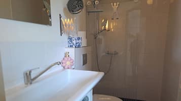 Douche, sèche-cheveux, serviettes fournies, savon