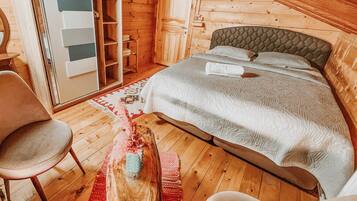 3 bedrooms, iron/ironing board, internet, bed sheets