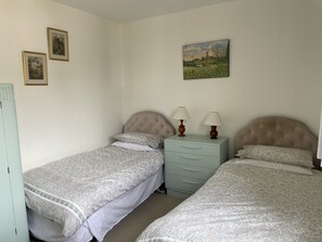 2 bedrooms, WiFi, bed sheets - Central location, Its our home away from home unique, cosy and charming. (Boat of Garten)