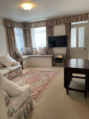Living area - Central location, Its our home away from home unique, cosy and charming. (Boat of Garten)