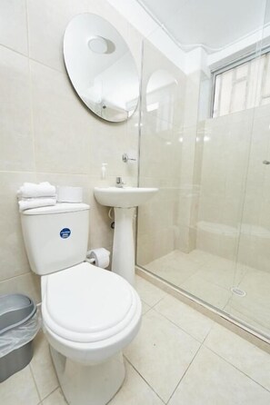 Deluxe Double Room, Patio, Courtyard View | Bathroom - HOTEL CASA HOST 72 ESTADIO (Medellín)