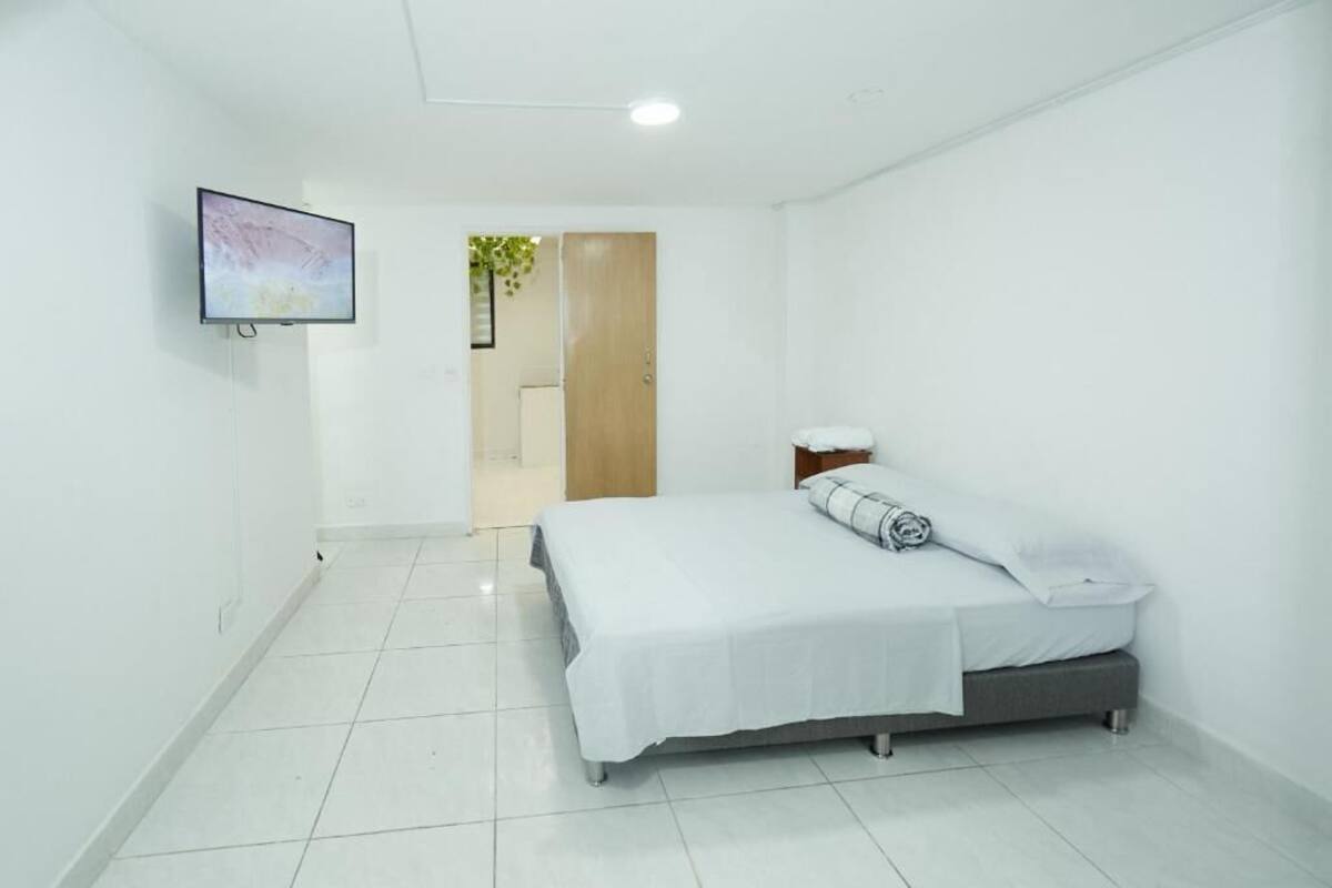 Deluxe-Doppelzimmer, Terrasse, Blick auf den Innenhof | Kostenloses WLAN, Rollstuhlgeeignet