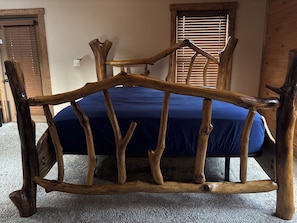 Un lit doté d’une structure en bois au design original.