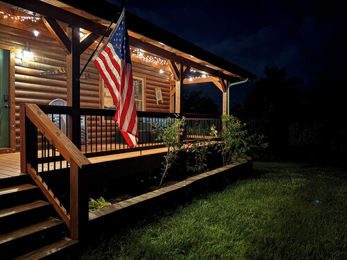 Secluded spacious 3-bedroom 2 floor cabin beautiful mountain views.