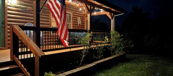 Secluded spacious 3-bedroom 2 floor cabin beautiful mountain views.