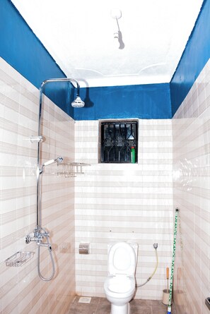 Phòng đôi, ban công, quang cảnh vườn | Phòng tắm | Buồng tắm vòi sen, dép đi trong nhà, khăn tắm, xà phòng 