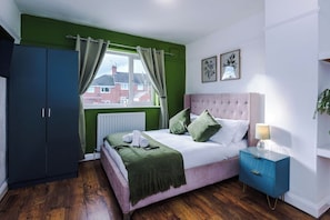 Iron/ironing board, Internet, bed sheets - Sleek & Contemporary 3BR -New Castle Leisure Haven (Chesterton)