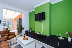 TV, books - Sleek & Contemporary 3BR -New Castle Leisure Haven (Chesterton)