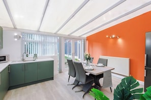 Dining - Sleek & Contemporary 3BR -New Castle Leisure Haven (Chesterton)