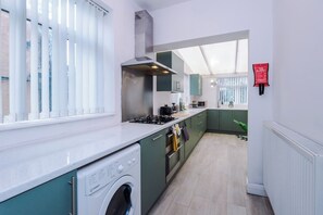 Coffee/tea maker, fridge, microwave, oven - Sleek & Contemporary 3BR -New Castle Leisure Haven (Chesterton)