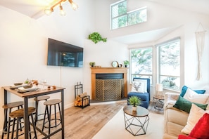 Smart TV - Bright & cozy, 10/10 location, free parking_1BDR (Whistler)