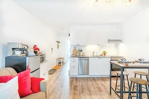 Private kitchen - Bright & cozy, 10/10 location, free parking_1BDR (Whistler)