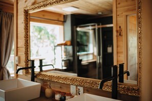 Secadora de cabello, toallas, jabón, papel de baño 
