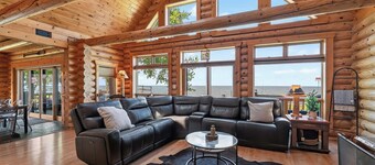 Gorgeous log home in Southern Door- Waterfront retreat