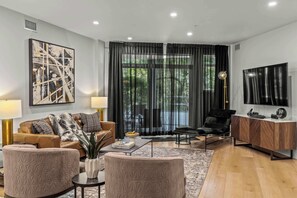 TV - Luxury 3BR Discovery Bay Condo | Pools, Hot Tubs & Downtown Kelowna (Kelowna)