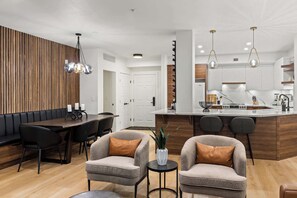 Dining - Luxury 3BR Discovery Bay Condo | Pools, Hot Tubs & Downtown Kelowna (Kelowna)