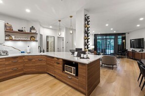 Fridge, microwave, stovetop, dishwasher - Luxury 3BR Discovery Bay Condo | Pools, Hot Tubs & Downtown Kelowna (Kelowna)