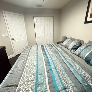 Una camera da letto con un letto, un comodino e un armadio.