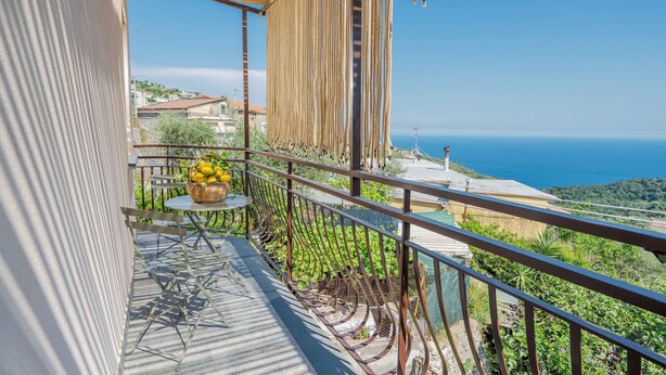 A balcony with a metal railing, a wicker basket with lemons, and a view of the sea. - Concettina Apartment sea view for up to 5 people! (Massa Lubrense)