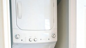 Eine weiße Waschmaschine in einem Waschraum.