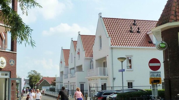 A street with buildings, a no entry sign, and bicycles. - Apartment Near Koudekerke Beach (Koudekerke)