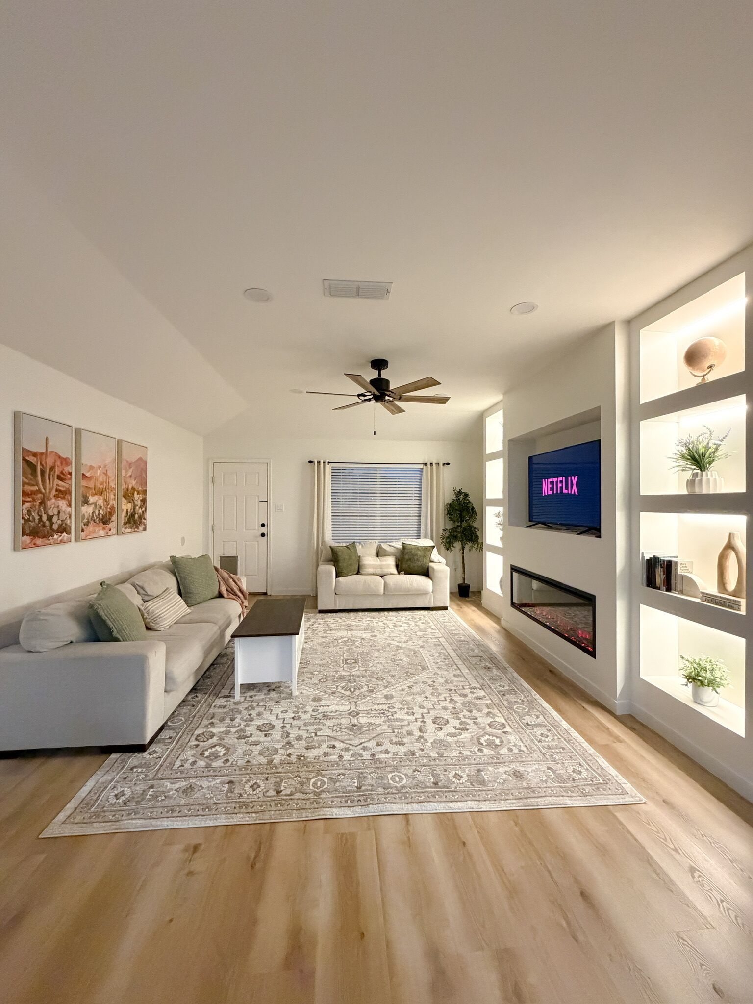 Una Smart TV, una chimenea, libros