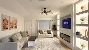 Una Smart TV, una chimenea, libros