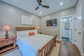 Iron/ironing board, WiFi, bed sheets - New! Adorable Cottage 10 min to Downtown Asheville (Asheville)
