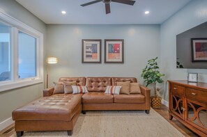 Living area - New! Adorable Cottage 10 min to Downtown Asheville (Asheville)