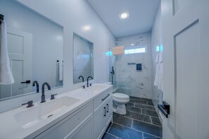 Shower, hair dryer, towels, toilet paper - New! Adorable Cottage 10 min to Downtown Asheville (Asheville)