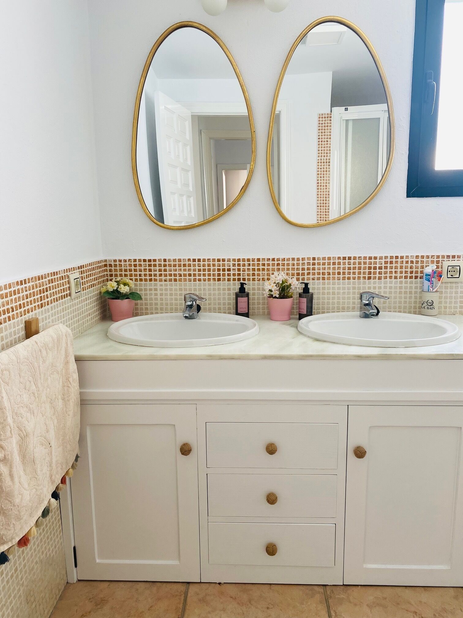 Een haardroger, een bidet, handdoeken, zeep