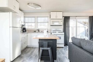 Wasserkocher mit Kaffee-/Teezubehör, Kühlschrank, Mikrowelle, Ofen