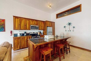 Wasserkocher mit Kaffee-/Teezubehör, Kühlschrank, Mikrowelle, Ofen