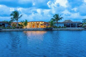 Exterior - Relaxing tropical villa with private plunge pool, open layout & canal water view (Placencia)