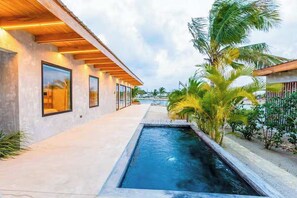 Pool - Relaxing tropical villa with private plunge pool, open layout & canal water view (Placencia)