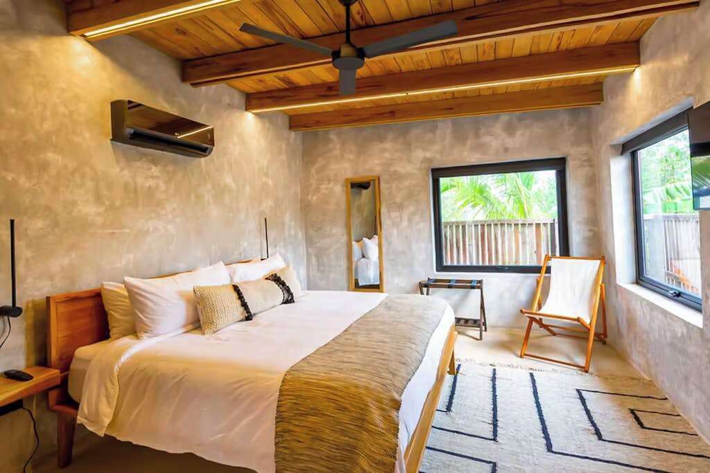 Waterfront Villa With Splash Pool, Private Terrace, Beach Access & Wifi - Placencia