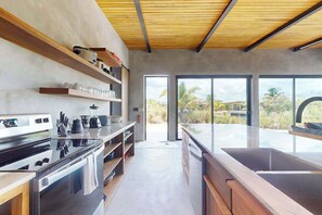 Wasserkocher mit Kaffee-/Teezubehör, Kühlschrank, Mikrowelle, Ofen