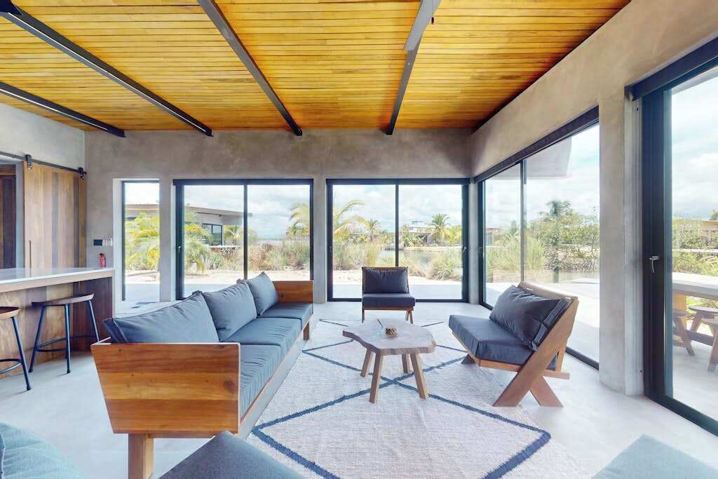 Spacious Dog-friendly Villa With King Beds, Private Pool, Water Views & Bbq Deck - Placencia