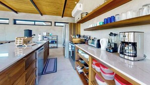 Een moderne keuken met houten planken, een koffieapparaat en een koelkast.