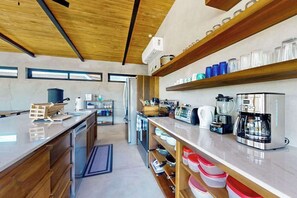 Wasserkocher mit Kaffee-/Teezubehör, Kühlschrank, Mikrowelle, Ofen