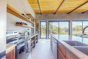 Wasserkocher mit Kaffee-/Teezubehör, Kühlschrank, Mikrowelle, Ofen