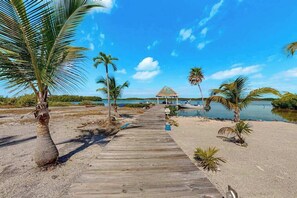 Beach - 2BR Suite with spectacular veranda views, pool, WiFi and kitchen (San Pedro)