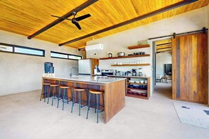 Wasserkocher mit Kaffee-/Teezubehör, Kühlschrank, Mikrowelle, Ofen