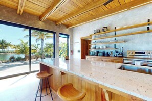 Wasserkocher mit Kaffee-/Teezubehör, Kühlschrank, Mikrowelle, Ofen