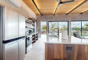 Coffee/tea maker, fridge, microwave, oven - Luxury villa in gated community with tropical garden, pool & pet friendly (Placencia)