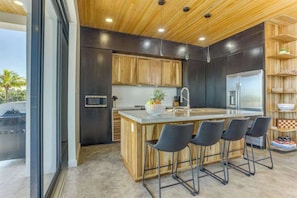 Coffee/tea maker, fridge, microwave, oven - Spacious villa retreat with private pool, rooftop deck, kayaks, and pet-friendly perks (Placencia)